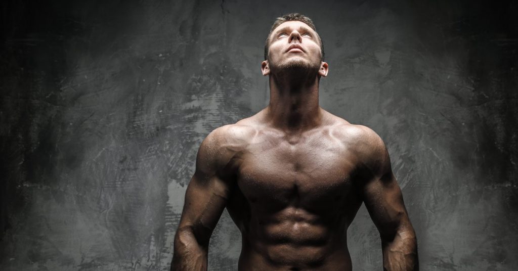 hoofdzonden van bodybuilding man kijkt omhoog 1024x536 1